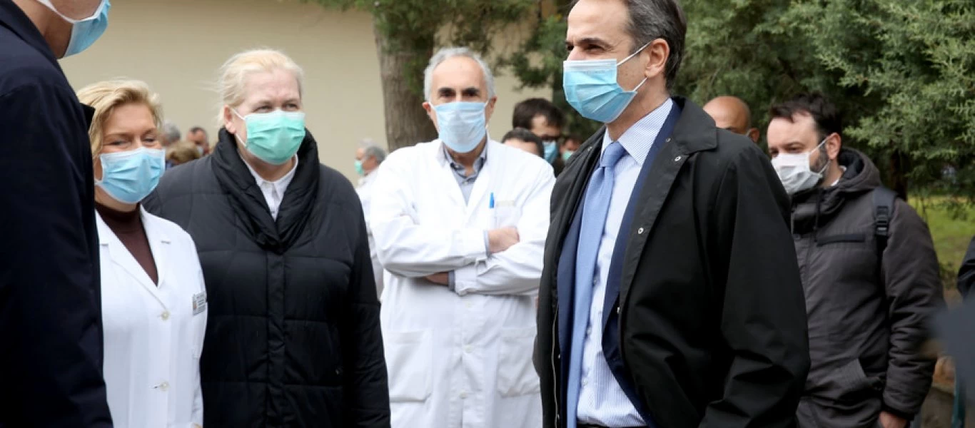 Επίσκεψη Κυριάκου Μητσοτάκη με μάσκα στο «Σωτηρία» (φώτο)